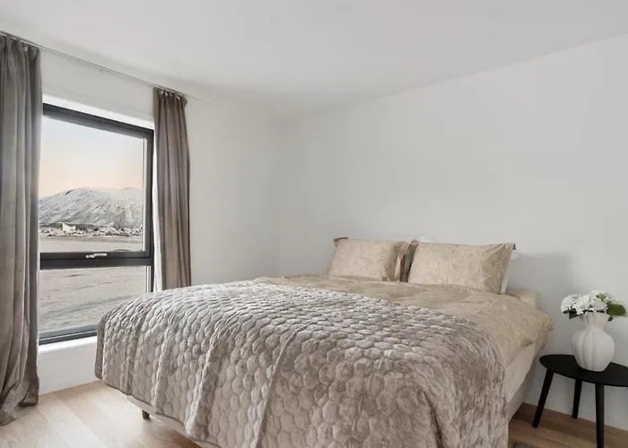 Waterfront Aurora View *